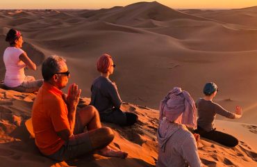 Yoga méditation randonnee desert Maroc